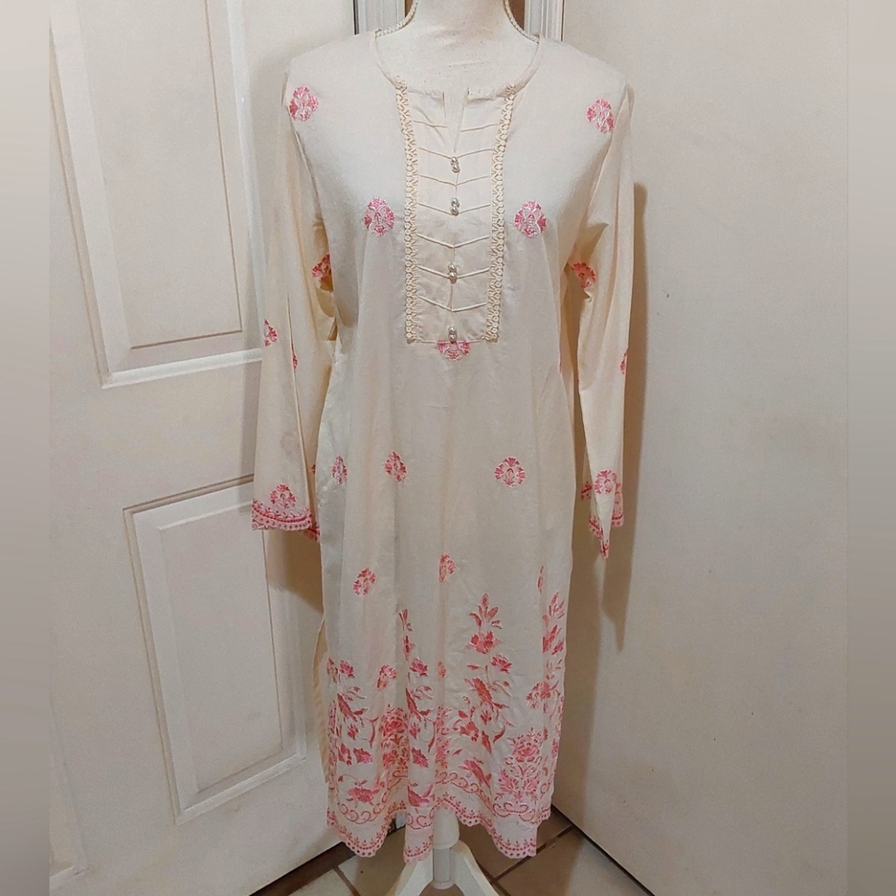 🌺 NWT Beechtree Embroidered Cream and Pink Long Shirt/Tunic Top